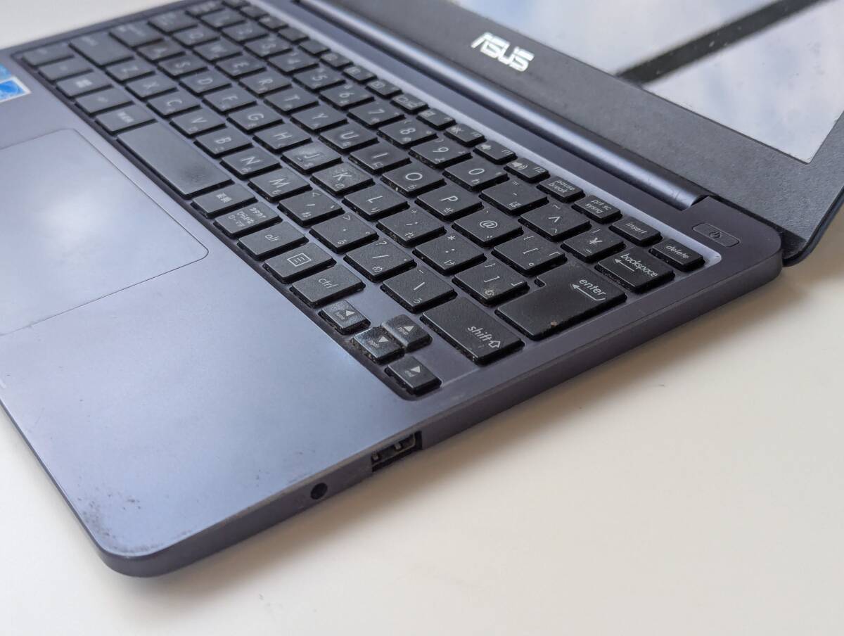 ASUS E203N ノートパソコン 4GB/eMMC64GB 通電のみ確認 本体のみ　202506101315_画像5