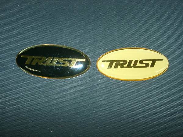 ★　８７年 当時物　トラスト エンブレム/黒色 ・白色！2枚組 1セット/新品/送料110円 _画像1
