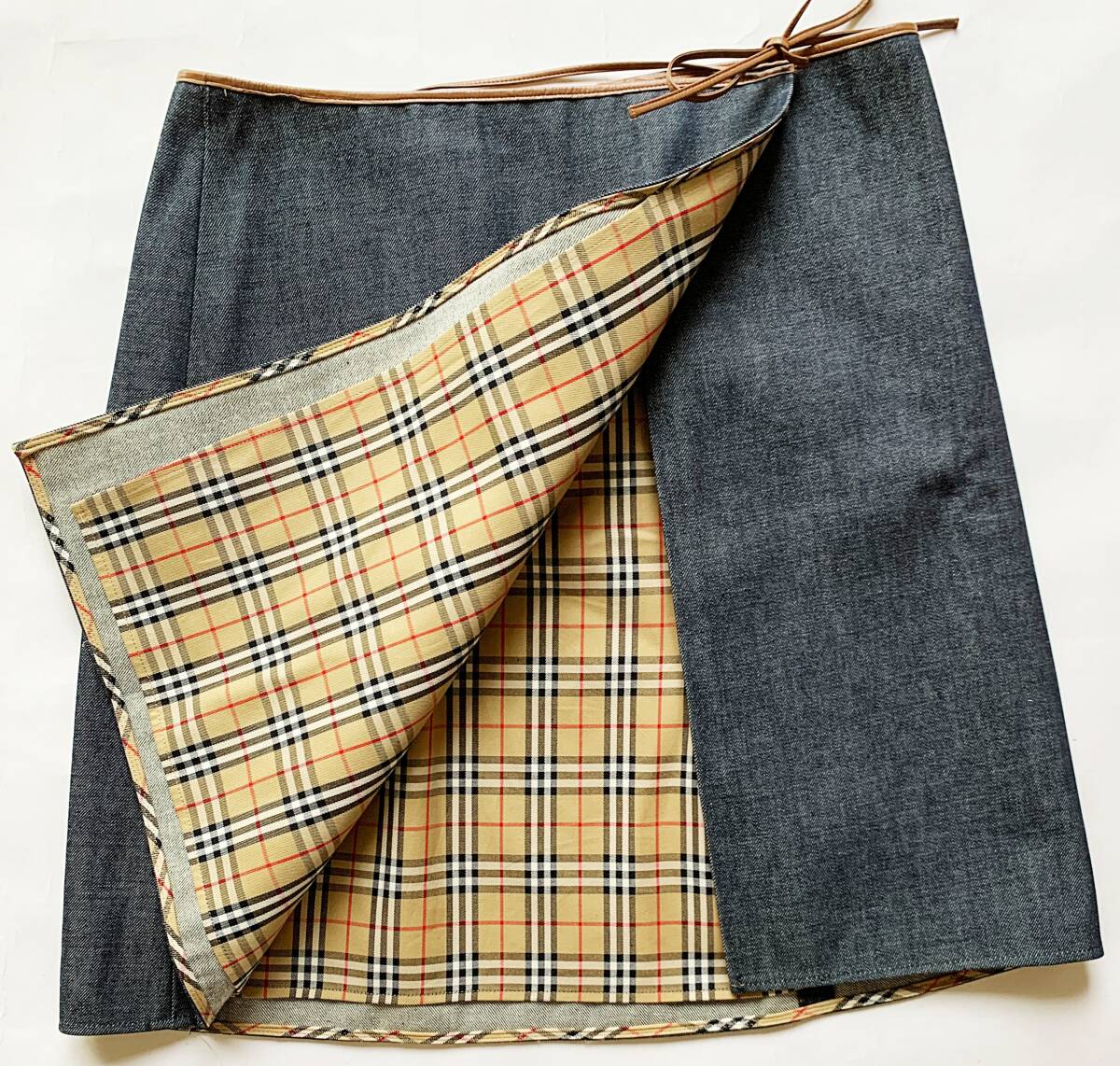 【試着のみ新品同様】 BURBERRY『デニム・ラップスカート』 裏地ノバチェック 38サイズ 綿100% ●バーバリー ブルーレーベル 三陽商会 _画像2