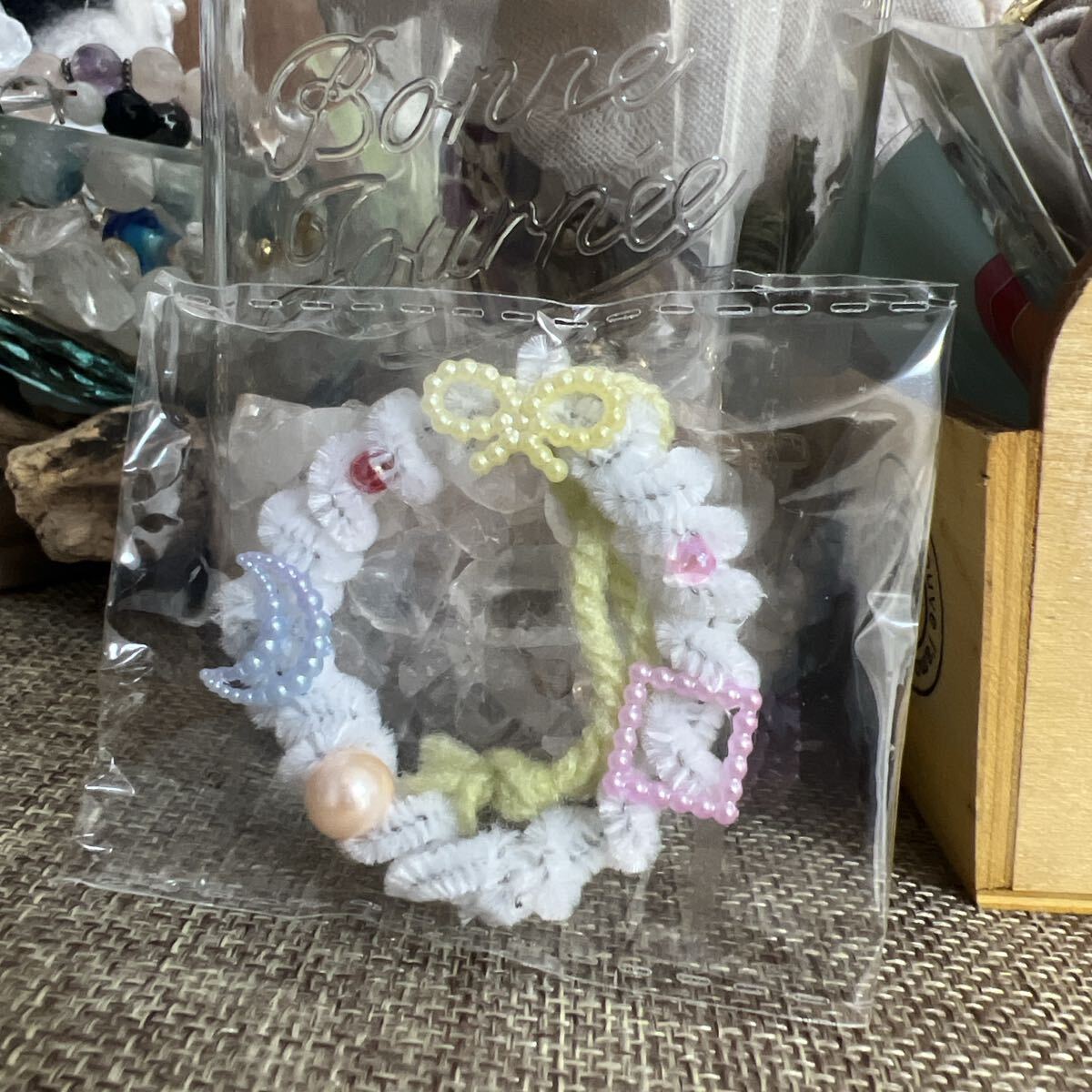 ハンドメイド［モール　リース　チャーム　カラフルビーズ　ホワイト　ストラップ］_画像1