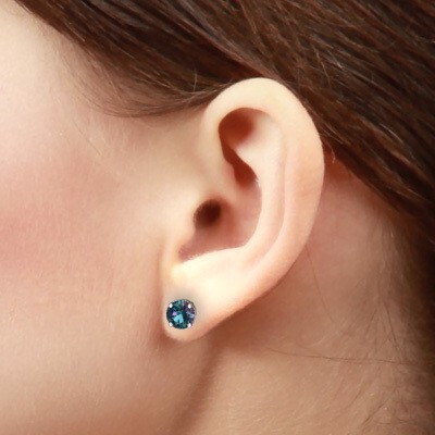 【光によって色が変わる不思議な宝石】/ 1.28ct / アレキサンドライト ★ いつの時も・ / 一粒オリジナル ピアス - BOX付!_画像6