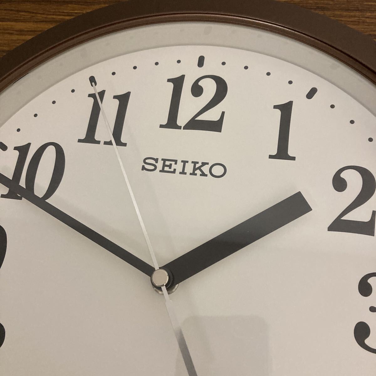 SEIKO セイコー 電波時計 掛け時計 時計 KX256B ホワイト ブラウン メタリック シンプル 中古品_画像2
