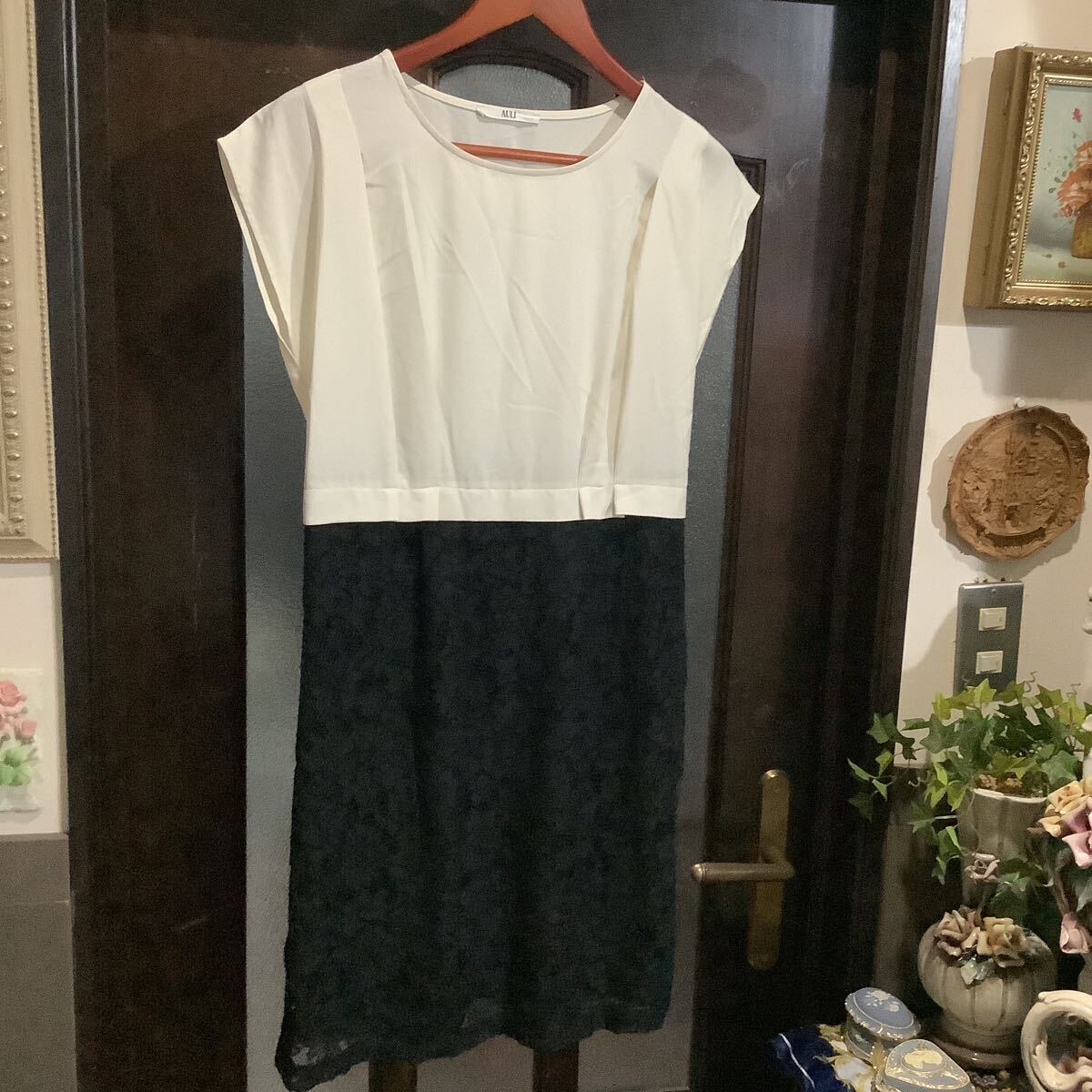 クリーム色　黒色レース付き　ワンピース　☆中古品☆ _画像1