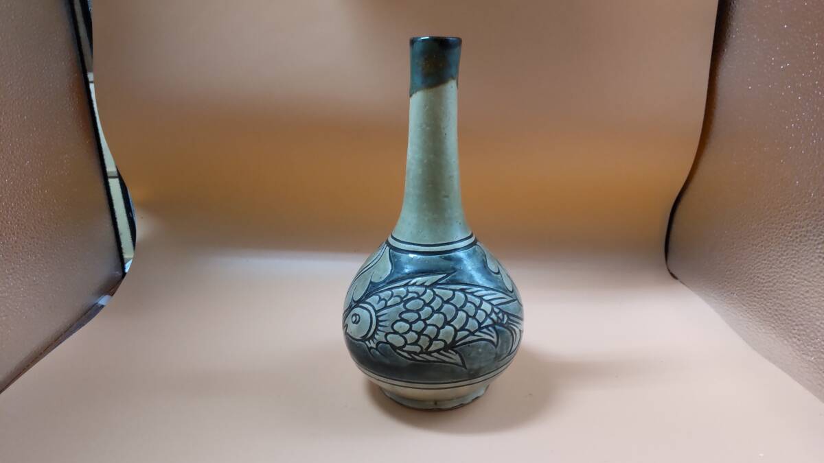  【T001】金城敏男 壺屋焼 魚文 花瓶 花器 花入 壷屋 一輪挿し 高さ約26cm 沖縄 琉球 _画像1