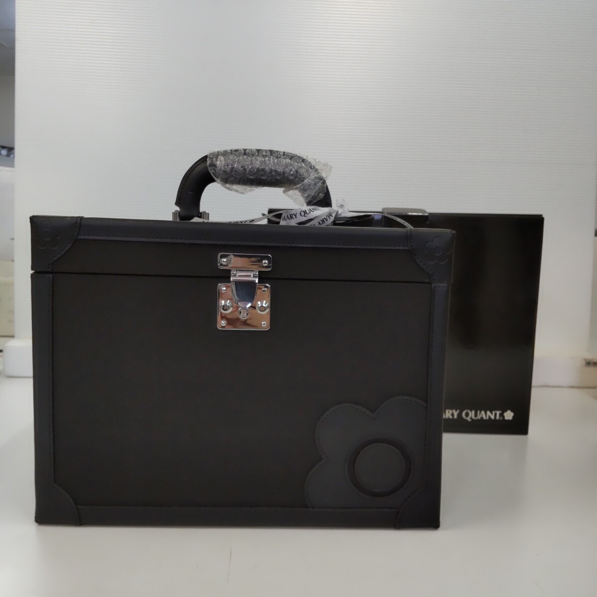 s579 MARY QUANT マリークワント メイクアップボックス 黒 ブラック ハードケース _画像1