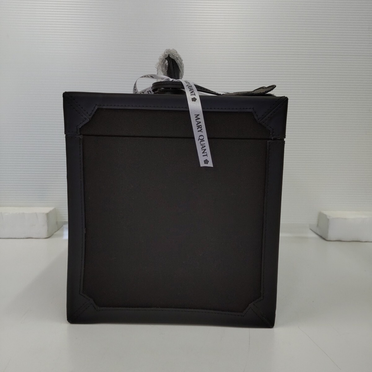 s579 MARY QUANT マリークワント メイクアップボックス 黒 ブラック ハードケース _画像3