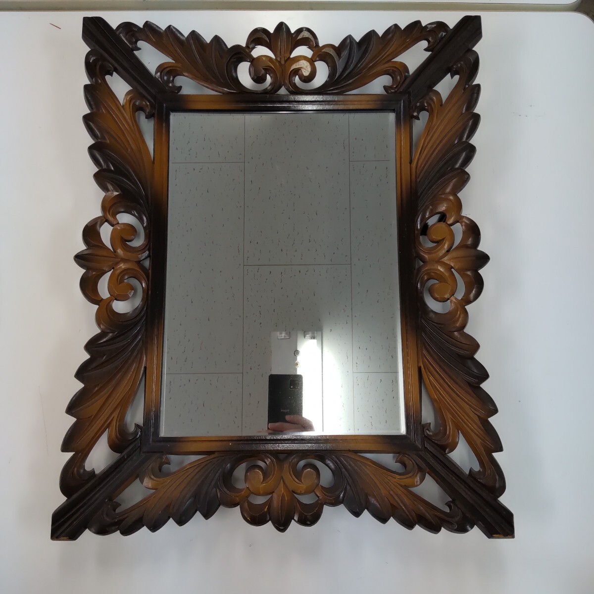 s709 壁掛け鏡 ウォールミラー 木製フレーム アンティーク レトロ 約52cm×約43cm_画像1