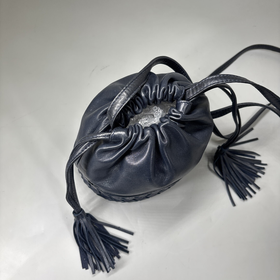 1円 極美品 BOTTEGA VENETA ボッテガヴェネタ イントレチャート ショルダーバッグ 巾着バッグ タッセルチャーム 巾着 ネイビー レディース_画像7