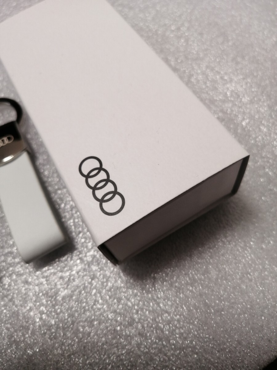 箱付き未使用 アウディ Audi キーホルダー レザー 白 ホワイト_画像7