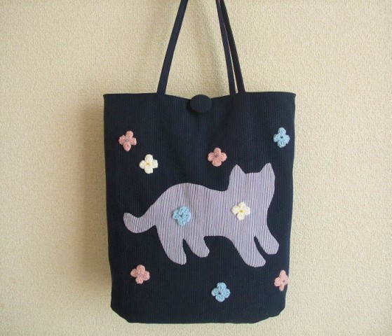 即決☆ハンドメイド　猫とお花のトートバック　ネイビー　送料185円_画像1