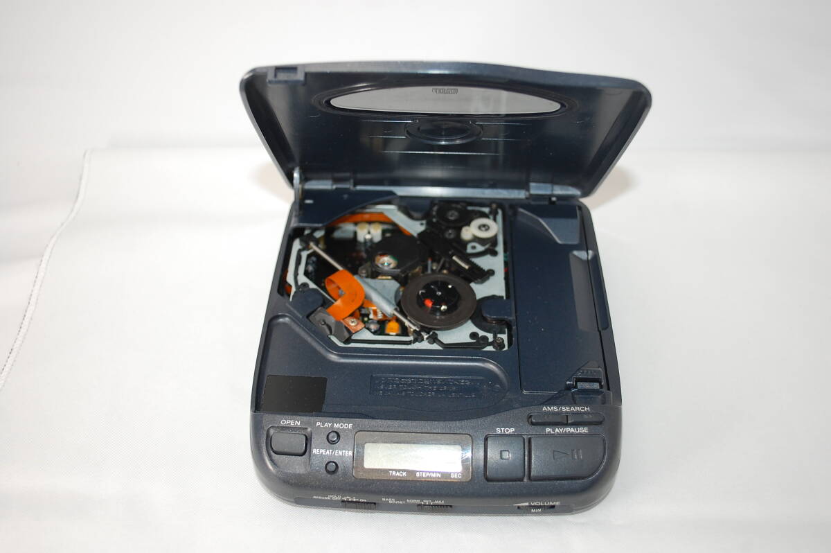 ★ジャンク品★通電はOK★ SONY ソニー Discman D-33 コンパクトCDプレーヤー #SA-840_画像3
