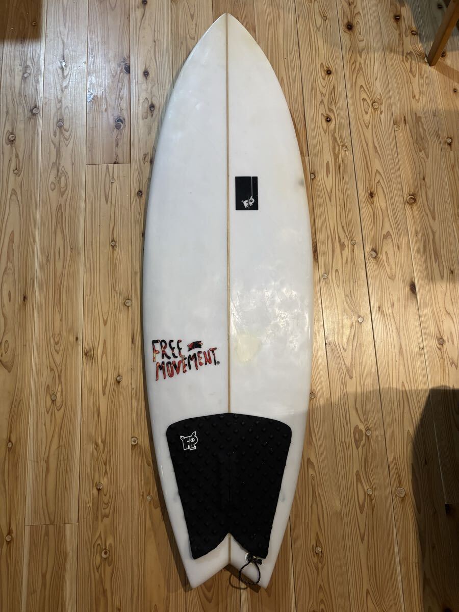 5’3 FREE MOVEMENT ショートボード テールパッド付き _画像1