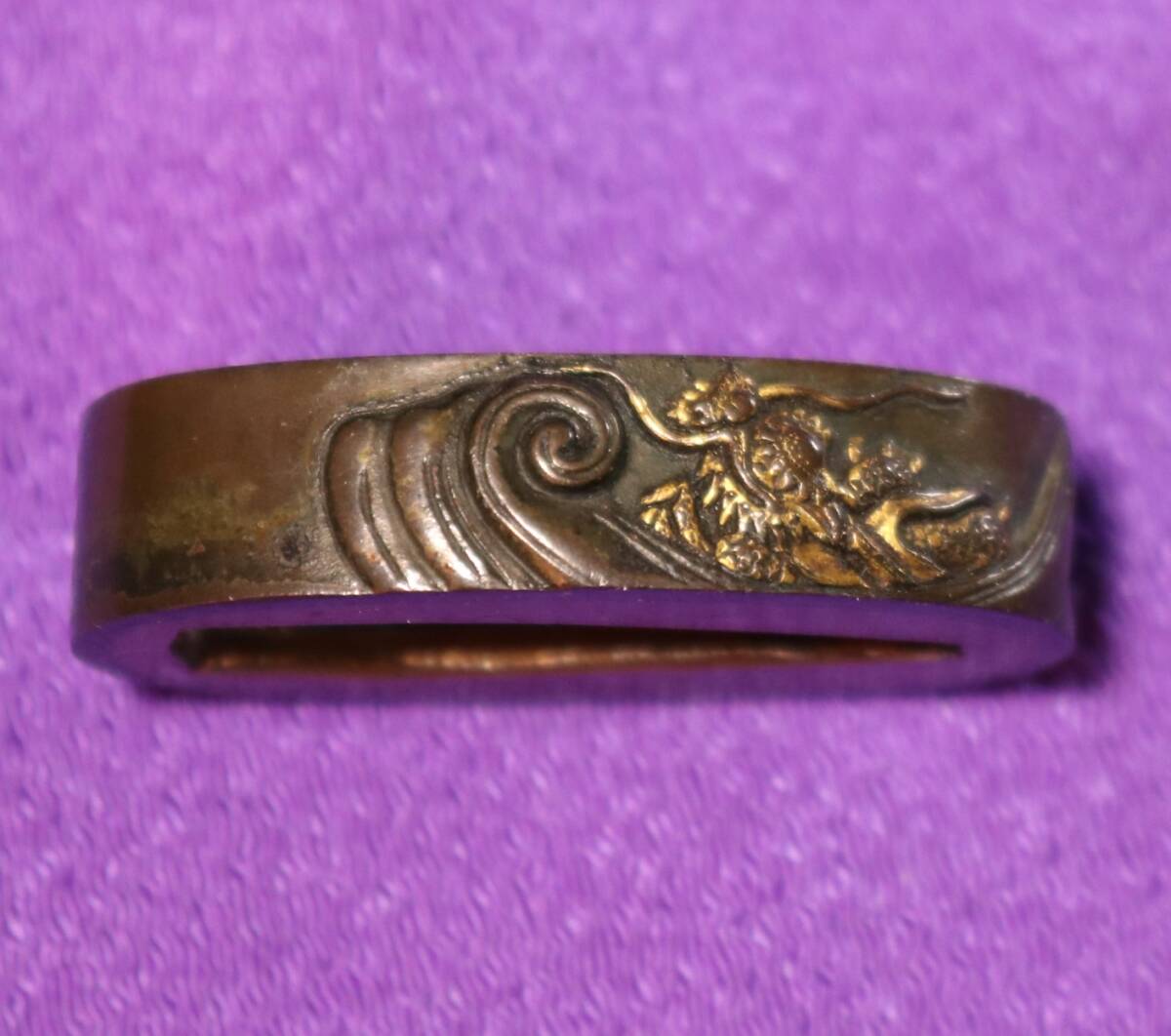 風雲昇り龍~古銅に金彩入、刀剣縁頭乃縁金具 刀装具_画像2