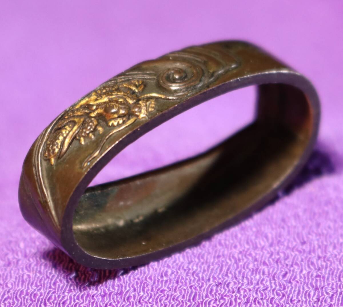 風雲昇り龍~古銅に金彩入、刀剣縁頭乃縁金具 刀装具_画像8