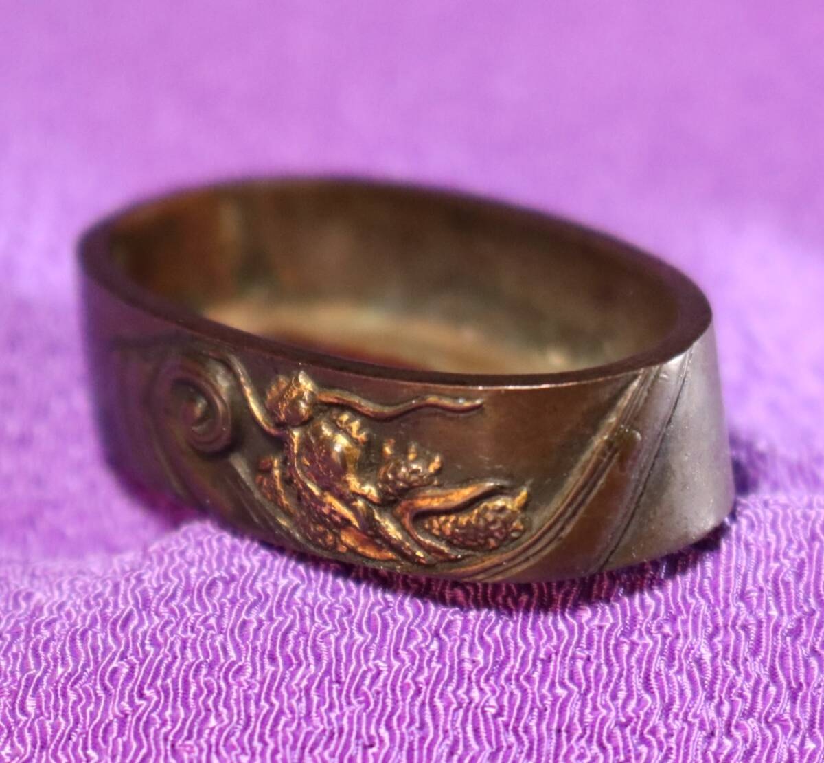 風雲昇り龍~古銅に金彩入、刀剣縁頭乃縁金具 刀装具_画像9