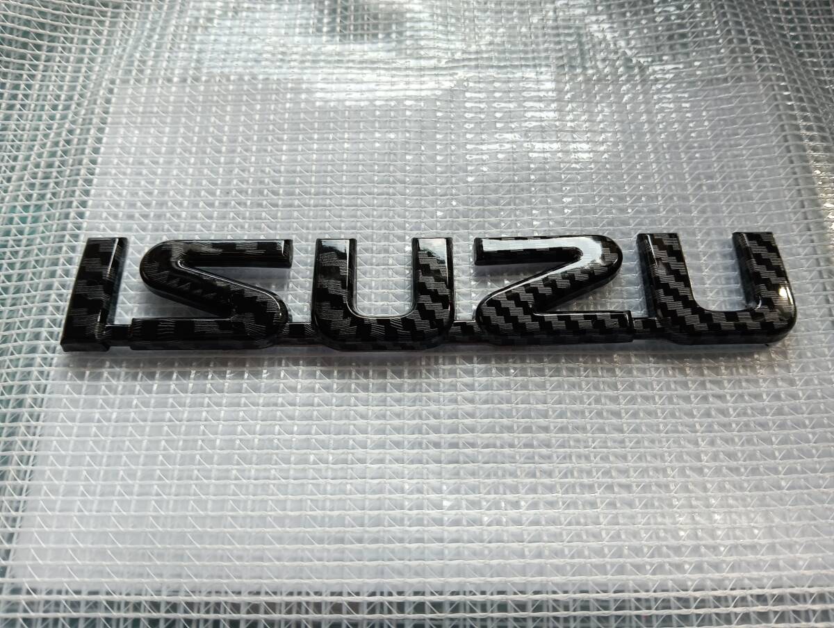 【ゆうパケット送料込】ISUZU(いすゞ) 3Dエンブレム(両面テープ付) カーボン調 縦2.4cm×横14.4cm プラスチック製 _画像2