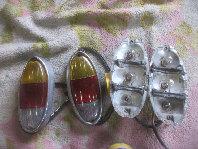 ★R7Y328 ボルボアマゾン 純正テール左右セット ジャンク品 コレクションや修理やストック等に_画像1