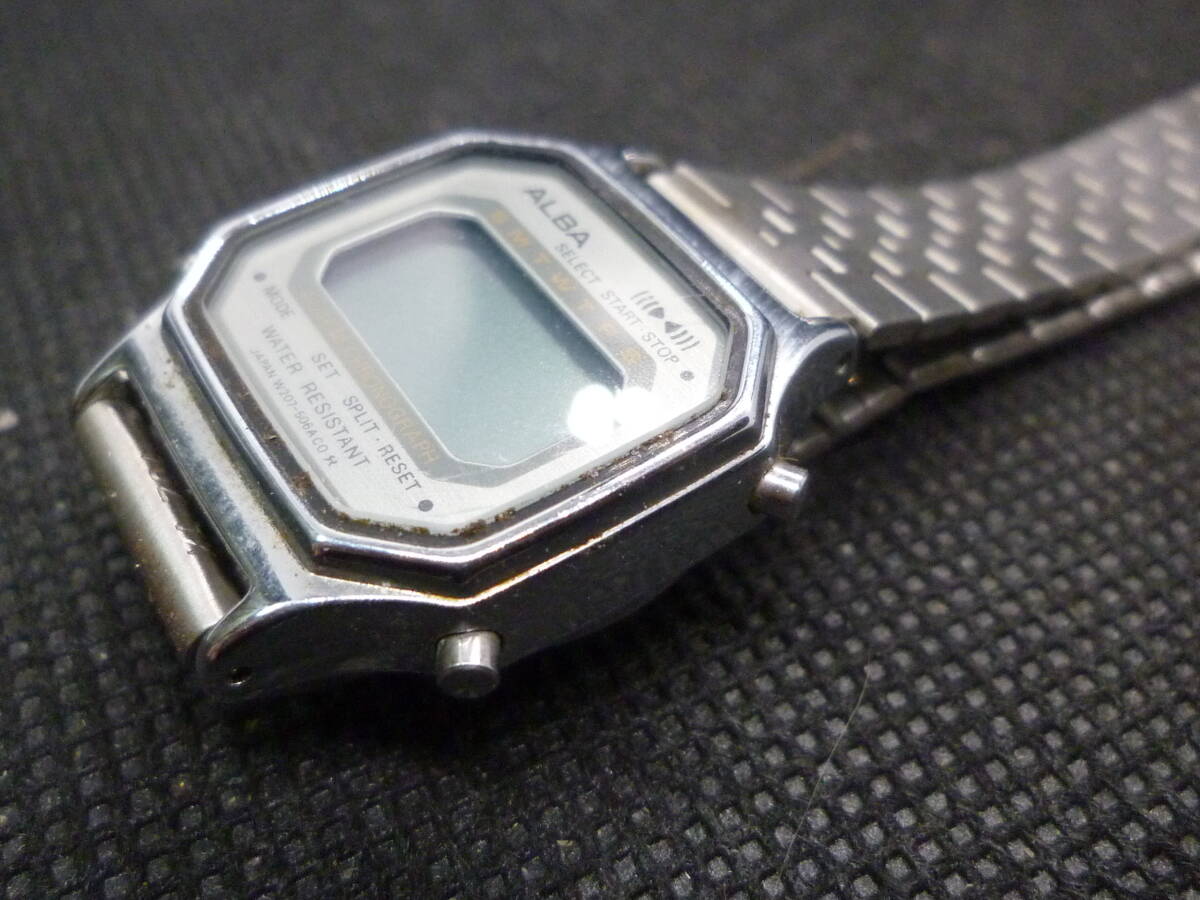 J25162) 中古 腕時計 セイコーアルバ デジタル SEIKO ALBA W207-5060 未稼働 ジャンク品 ※発送ゆうパケットポストmini(送料当方負担)_画像2