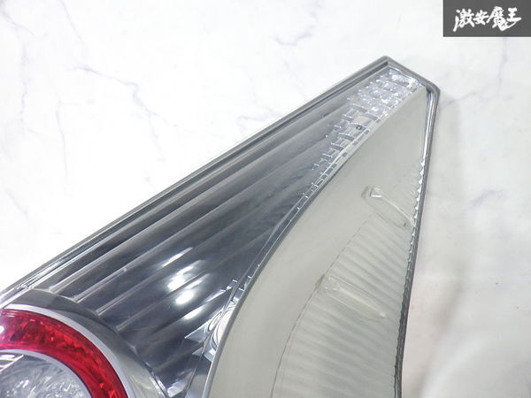 ★破損無し/点灯確認済★トヨタ 純正 DAA-NHP10 NHP10 アクア 前期 13年/8月 テールライト テールランプ 右 右側 運転席 STANLEY 52-252_画像2