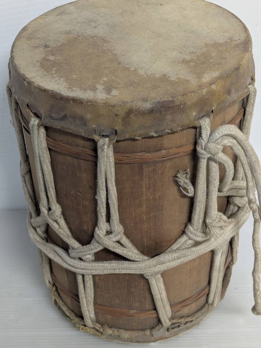 桶胴太鼓 おけどうだいこ 直径約18cm 小太鼓 和太鼓 打楽器 伝統和楽器 お囃子 獅子舞 お祭り 民謡 雅楽 能 骨董品 レトロ(宮91)_画像4