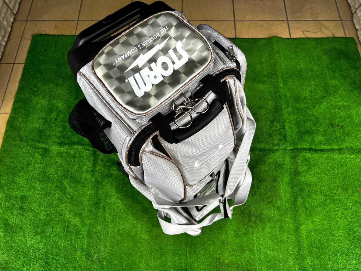 中古)STORM ボーリング バッグ(3ボール用)キャスター付 シルバー系 / キャリーバッグ_画像3
