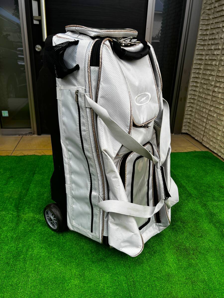 中古)STORM ボーリング バッグ(3ボール用)キャスター付 シルバー系 / キャリーバッグ_画像2