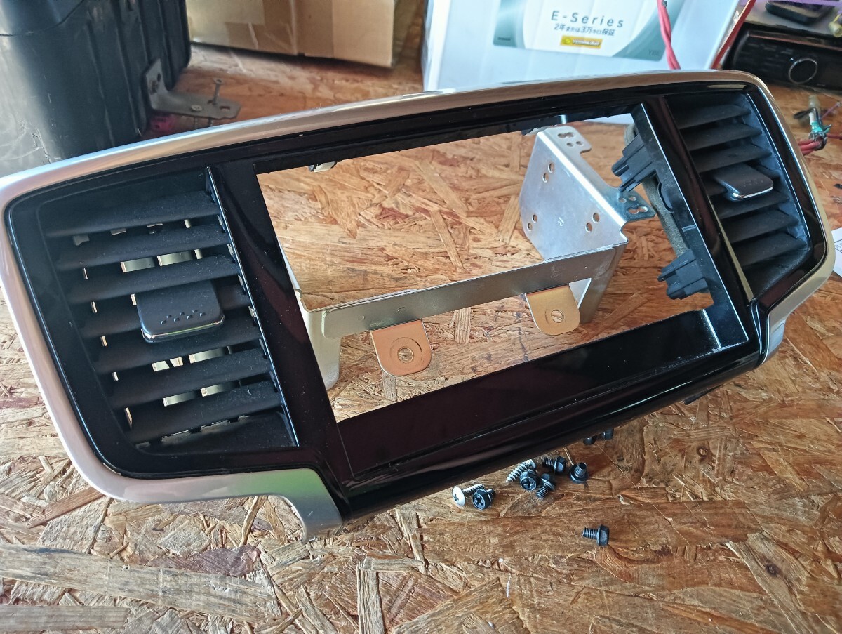 3915396■ 08B40-6A-0M / RCオデッセイ用 ホンダ純正8インチナビパネル ■ 取付ブラケット VXM-145VFEi取外し 美品_画像1