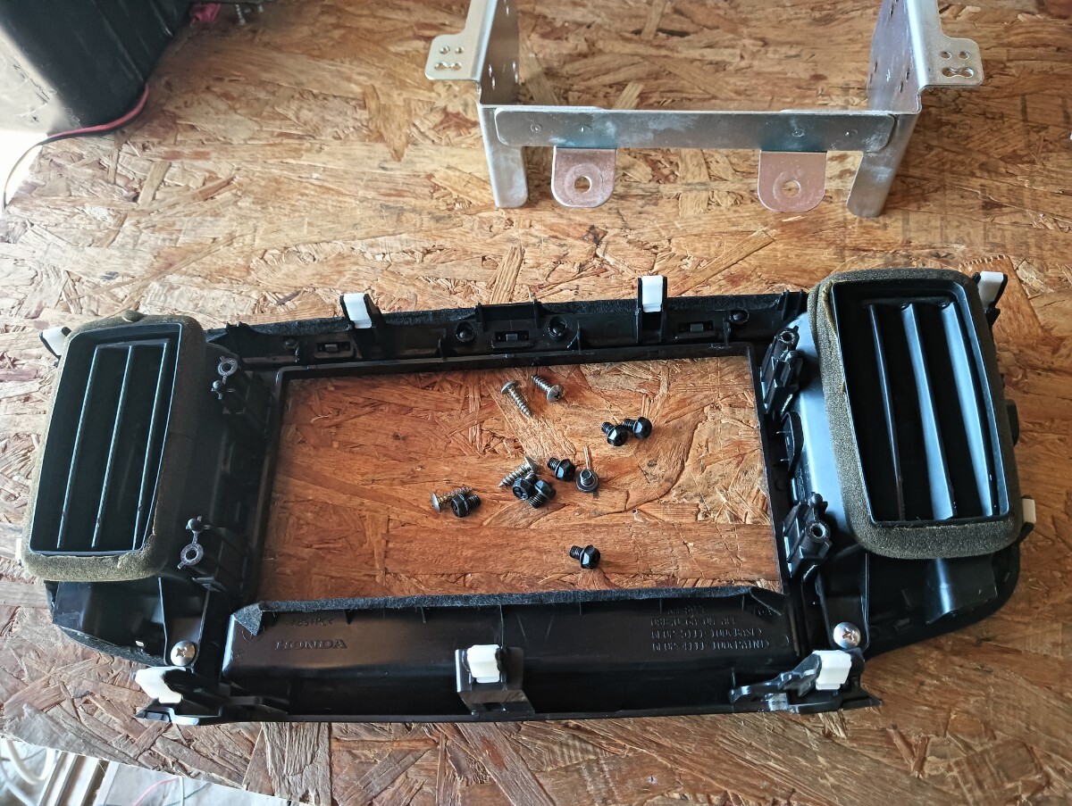 3915396■ 08B40-6A-0M / RCオデッセイ用 ホンダ純正8インチナビパネル ■ 取付ブラケット VXM-145VFEi取外し 美品_画像5