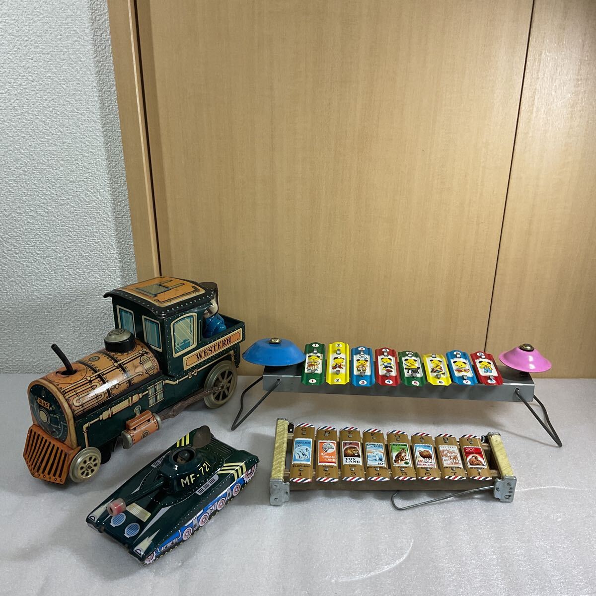  жестяная пластина игрушка совместно 4 шт. комплект танк / локомотив / металлофон работоспособность не проверялась / утиль / текущее состояние товар 