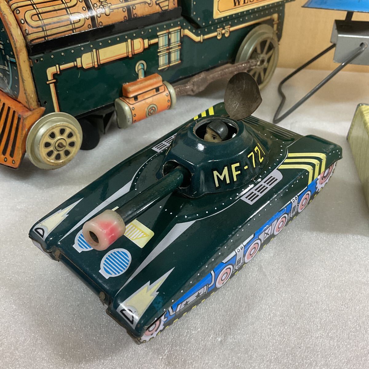  жестяная пластина игрушка совместно 4 шт. комплект танк / локомотив / металлофон работоспособность не проверялась / утиль / текущее состояние товар 