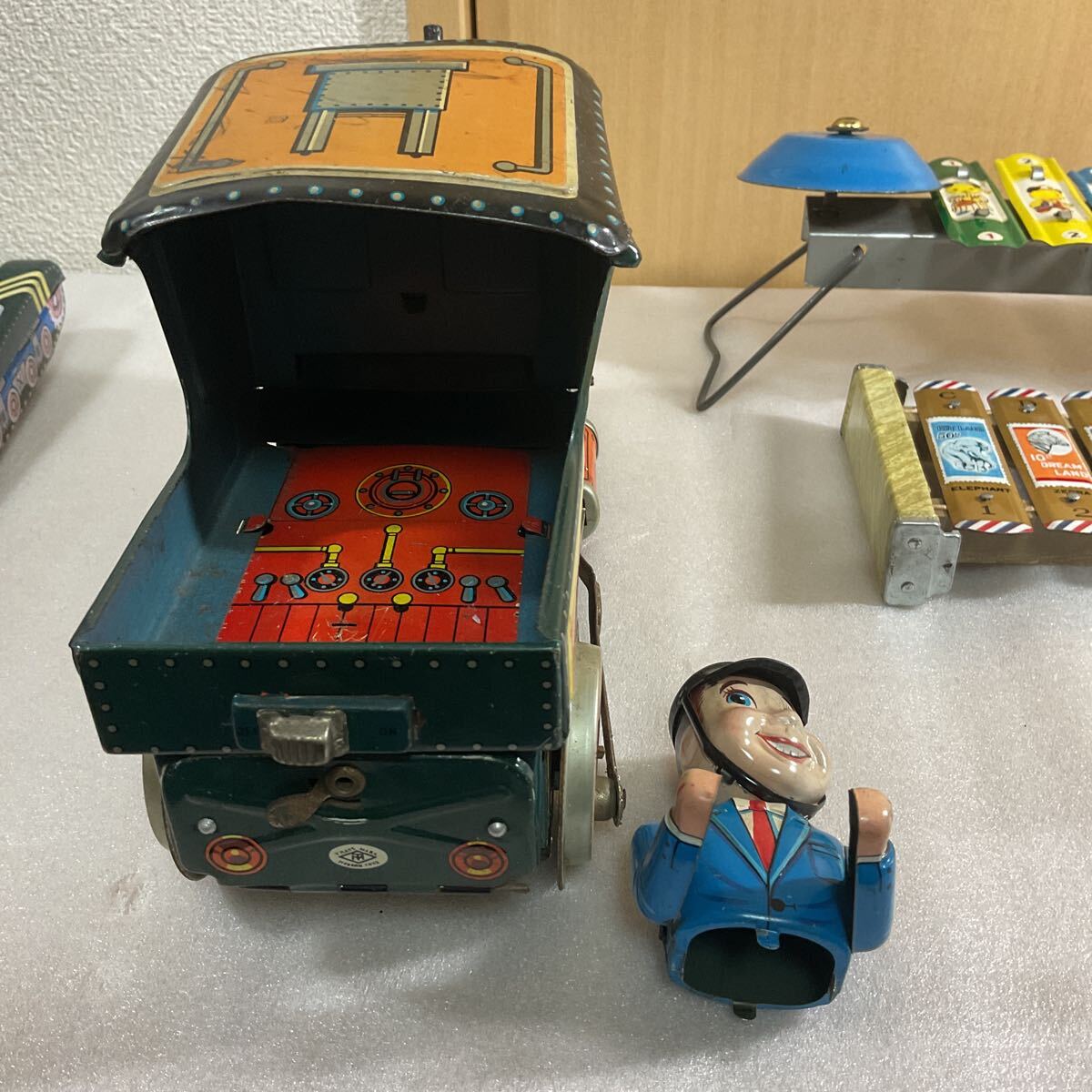  жестяная пластина игрушка совместно 4 шт. комплект танк / локомотив / металлофон работоспособность не проверялась / утиль / текущее состояние товар 