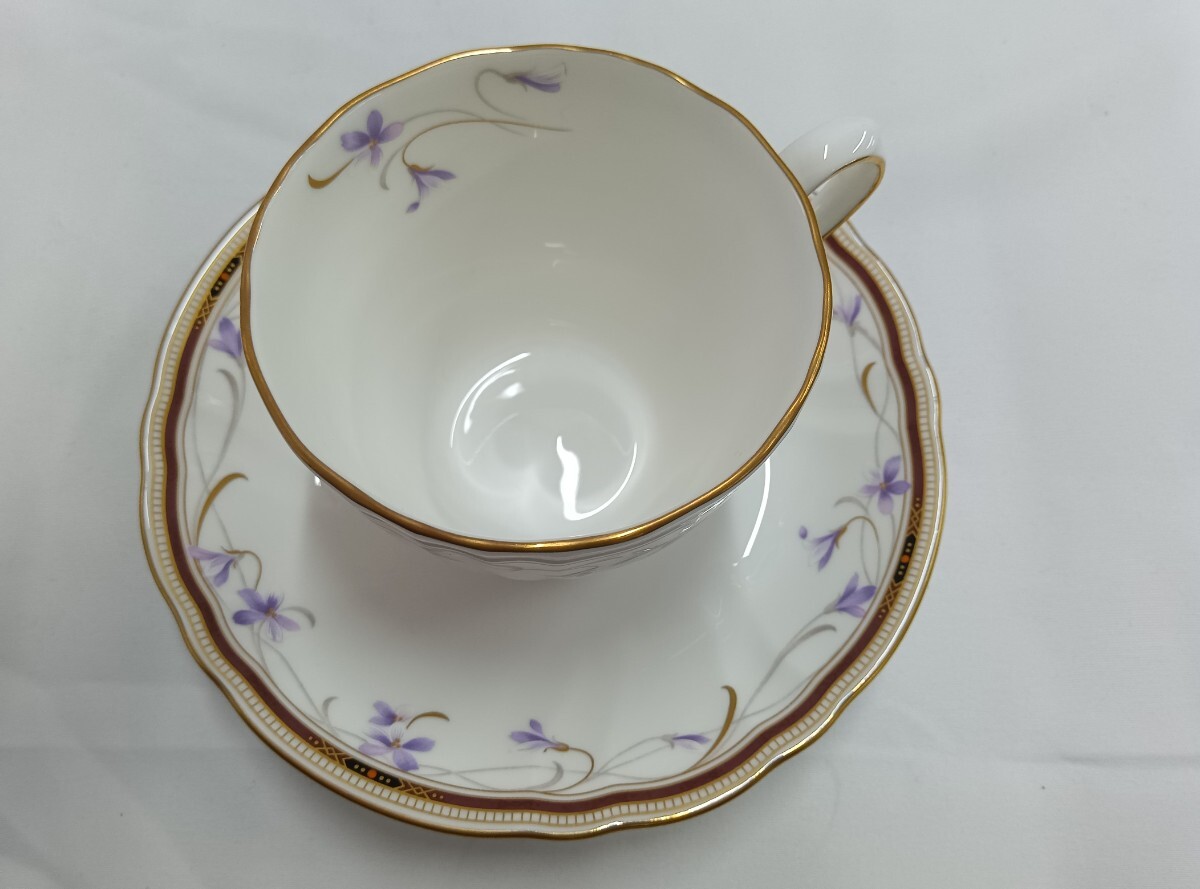 【当時物】NARUMI ナルミ ティーカップ＆ソーサー 2客セット 紫の花 金彩 ペアセット_画像3