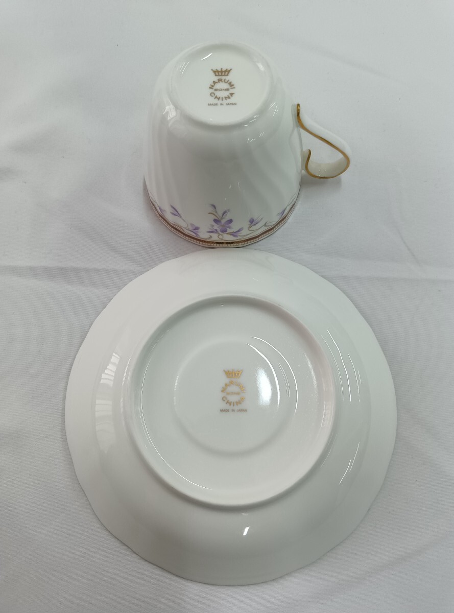 【当時物】NARUMI ナルミ ティーカップ＆ソーサー 2客セット 紫の花 金彩 ペアセット_画像4