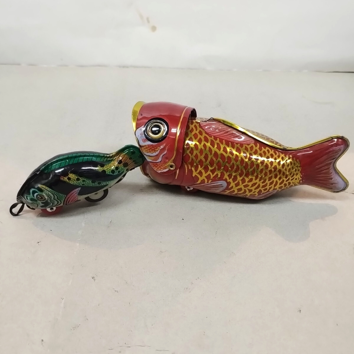 魚を食べる魚コレクターグッズ 驚異的な機械式錫のおもちゃ レトロメタル MS 229 ブリキ_画像2