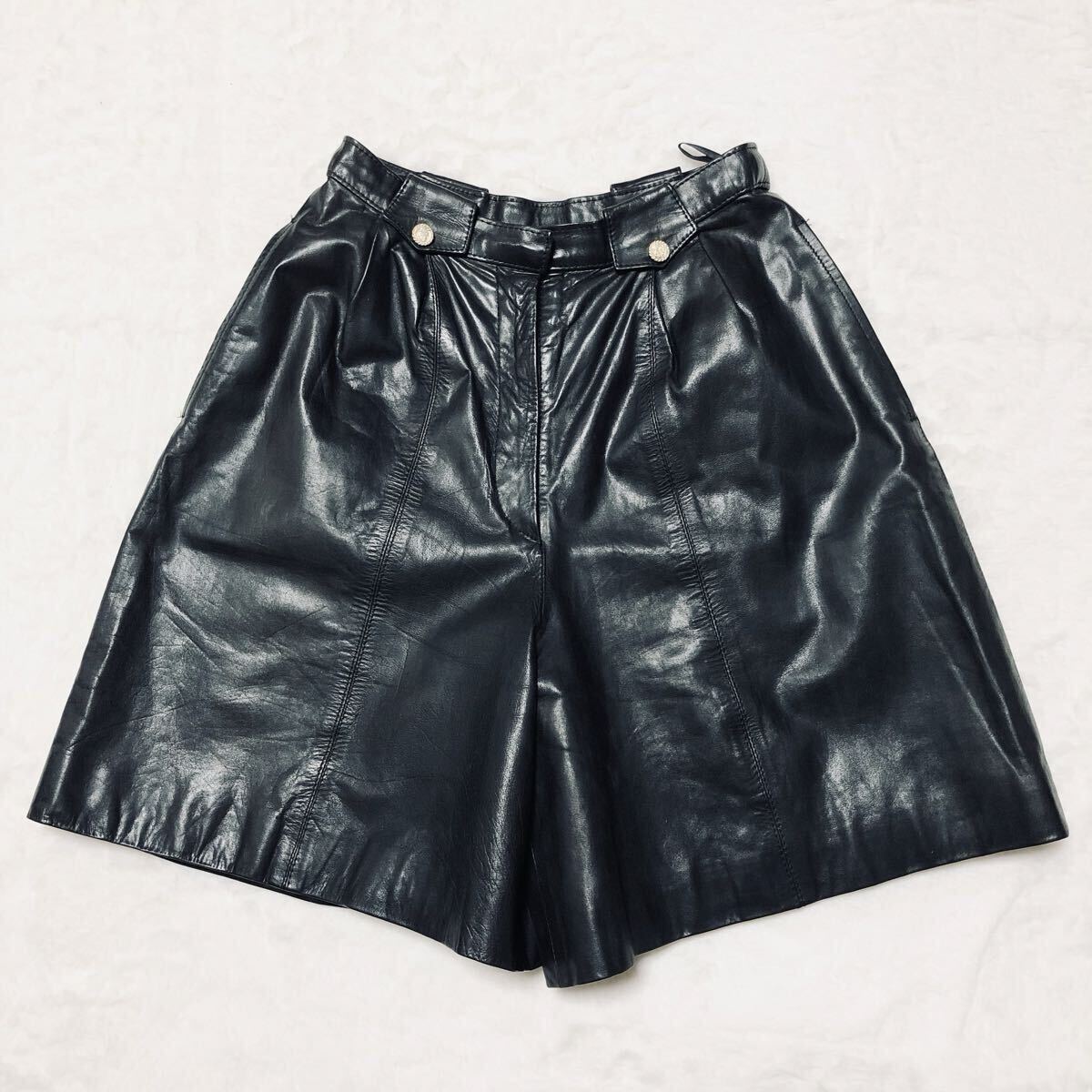 ■美品■M.O.N KURONO レザーショートパンツ　牛革　W69 日本製　ブラック　レディース_画像2