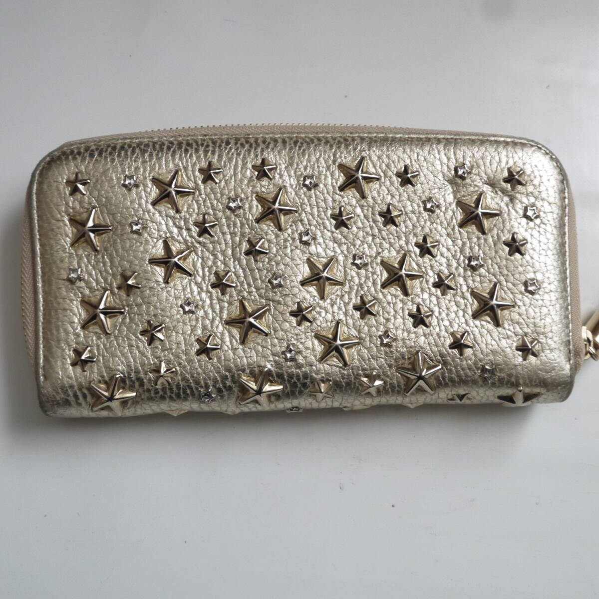 $ 美品 $ ◆ JIMMY CHOO ◆ ジミーチュウ ◆ 星 スター モチーフ スタッズ付き グリッター レザー◆ ラウンドファスナー 長財布◆ ゴールド_画像2
