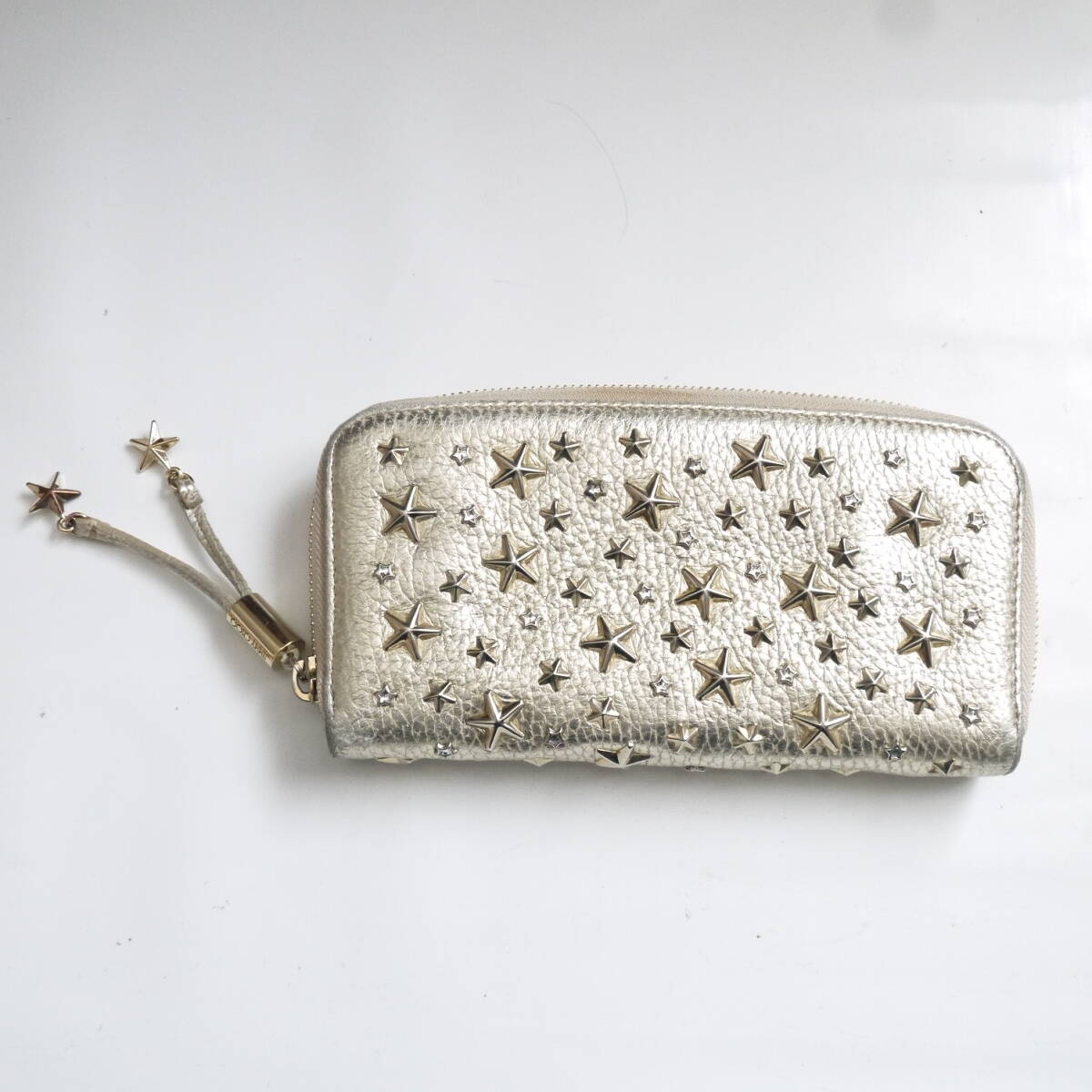 $ 美品 $ ◆ JIMMY CHOO ◆ ジミーチュウ ◆ 星 スター モチーフ スタッズ付き グリッター レザー◆ ラウンドファスナー 長財布◆ ゴールド_画像4