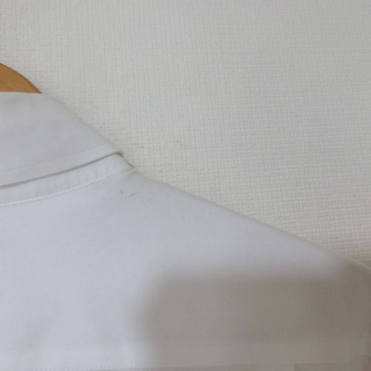 【送料無料】ユニクロスーパーノンアイロンシャツ 2枚セット/  D8 メンズMサイズ ややシミあり _画像4