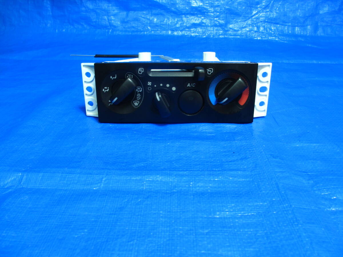 管1328　走行極少18440キロ　標準　いすゞ　エルフ　タイタン　NHR85　NKR85　NJR85　エアコンスイッチ　A/C　動作品_画像1