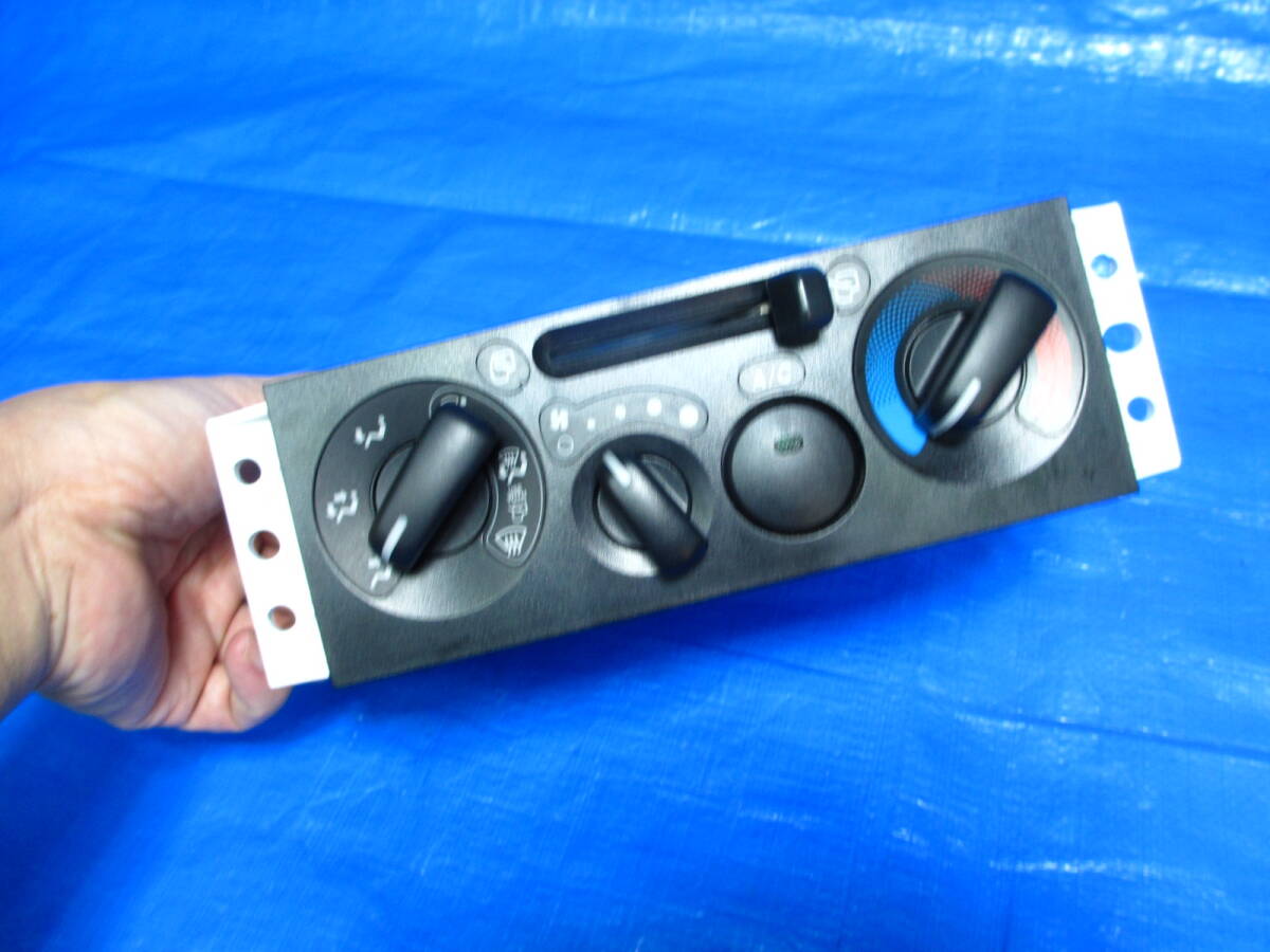 管1328　走行極少18440キロ　標準　いすゞ　エルフ　タイタン　NHR85　NKR85　NJR85　エアコンスイッチ　A/C　動作品_画像2