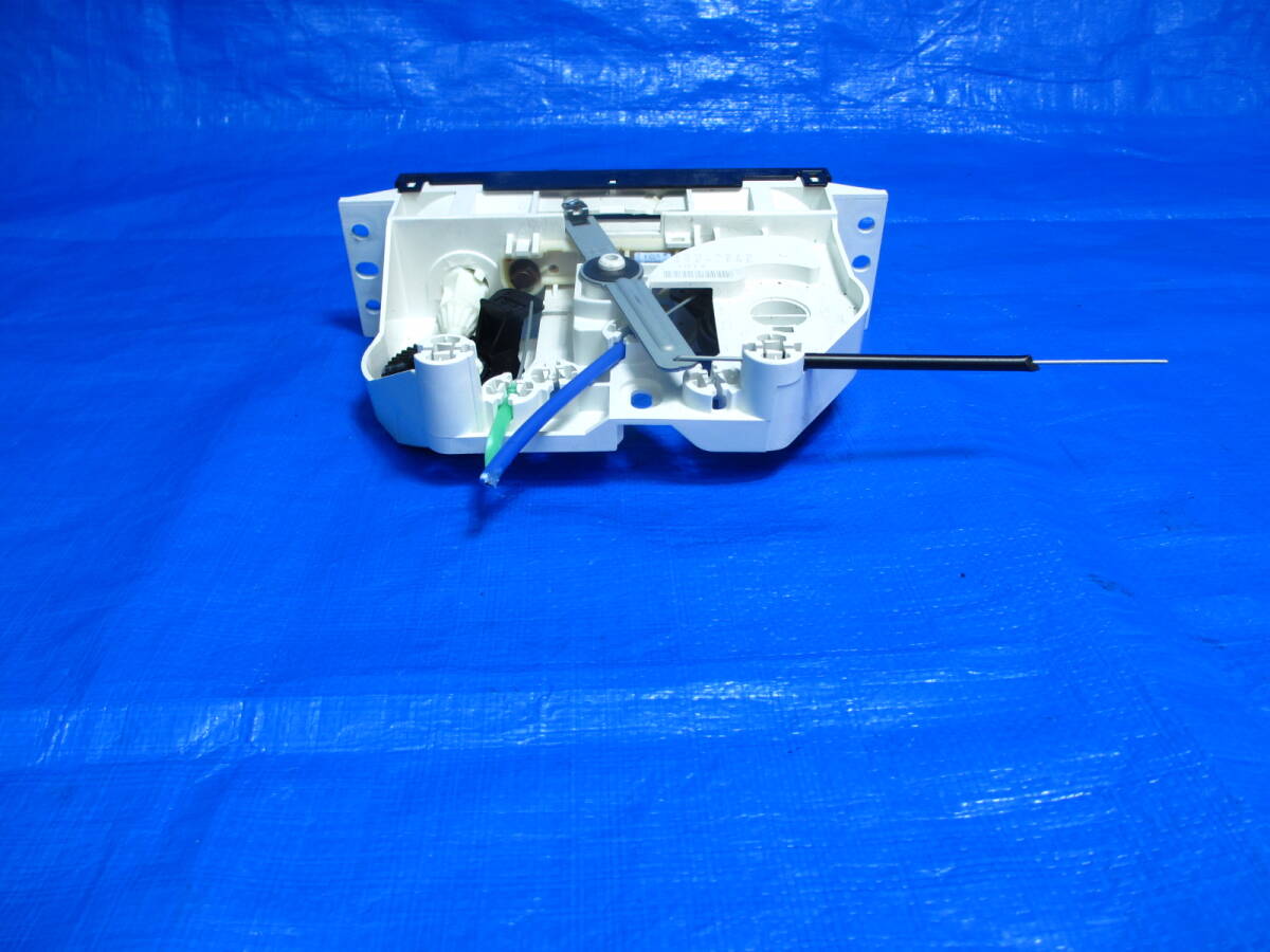 管1328　走行極少18440キロ　標準　いすゞ　エルフ　タイタン　NHR85　NKR85　NJR85　エアコンスイッチ　A/C　動作品_画像4