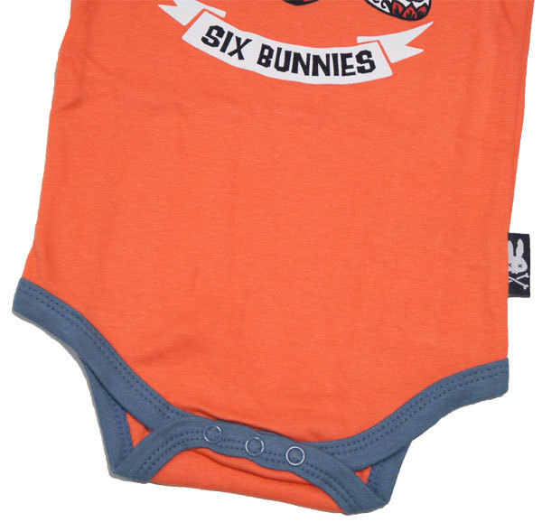 【アミーゴ スカルズ】【3～6ヶ月】(シックス バニーズ) ベビー服 ロンパースオレンジ 出産祝い 男の子 女の子 メキシカンスカル どくろ_画像2