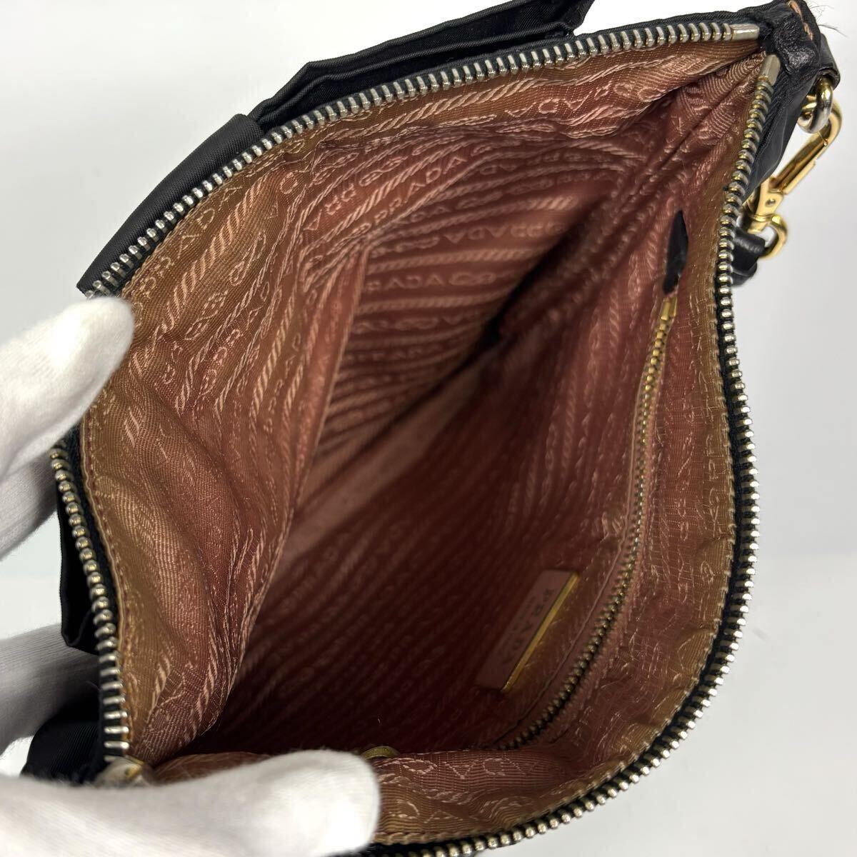PRADA プラダ ショルダーバッグ サコッシュ レディース 黒 ナイロン ブラック 斜め掛け ロゴ金具 リボン 保存袋あり_画像4