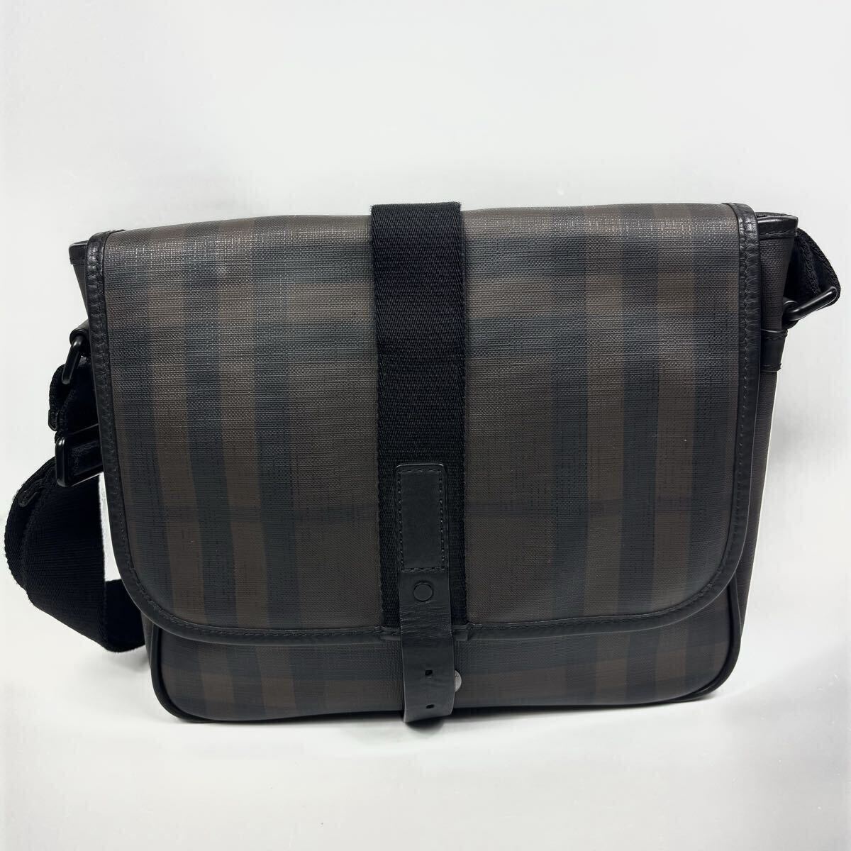 BURBERRY バーバリー ショルダーバッグ A4 ブラック 黒 レザー PVC メッセンジャーバッグ 斜め掛け フラップ メンズ ノバチェック_画像2