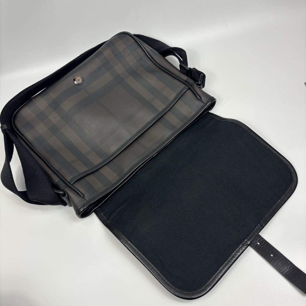 BURBERRY バーバリー ショルダーバッグ A4 ブラック 黒 レザー PVC メッセンジャーバッグ 斜め掛け フラップ メンズ ノバチェック_画像4