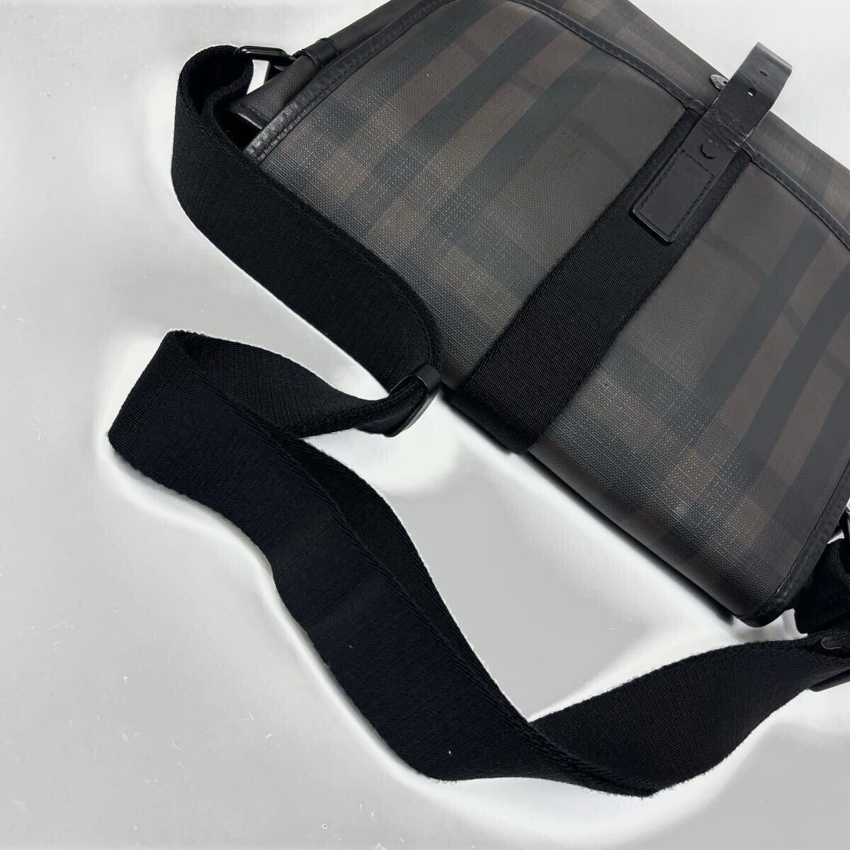 BURBERRY バーバリー ショルダーバッグ A4 ブラック 黒 レザー PVC メッセンジャーバッグ 斜め掛け フラップ メンズ ノバチェック_画像8