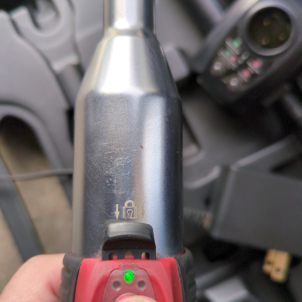 TONE（トネ） 電動ラチェットハンドル CR3000T　3/8　9.5ｓq　充電器バッテリーセット_画像5