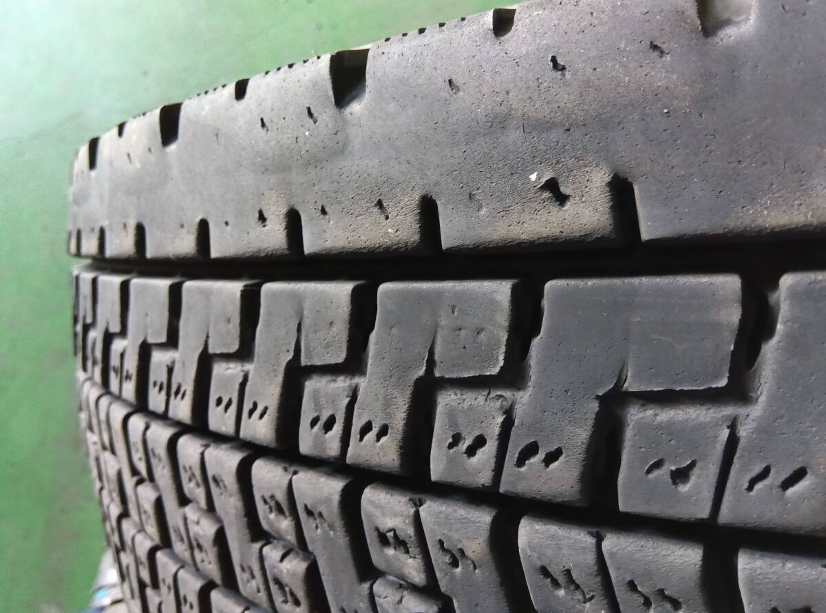 a607-5-8 ☆255/70R22.5 中古2本！ ヨコハマ ZEN903ZW 2022年製 残溝12ｍｍ 中古スタッドレス♪ k120_画像4