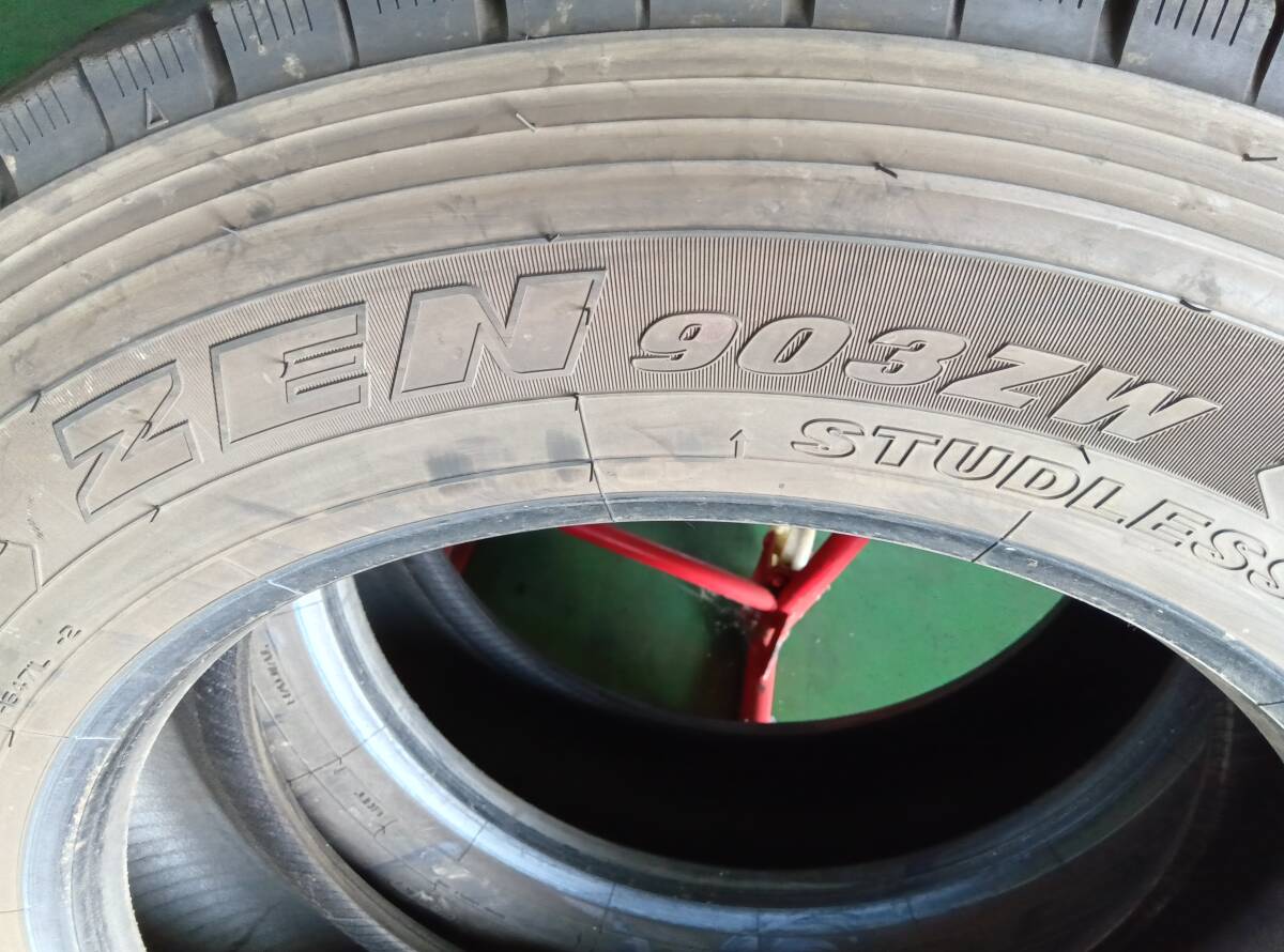 a607-5-8 ☆255/70R22.5 中古2本！ ヨコハマ ZEN903ZW 2022年製 残溝12ｍｍ 中古スタッドレス♪ k120_画像5