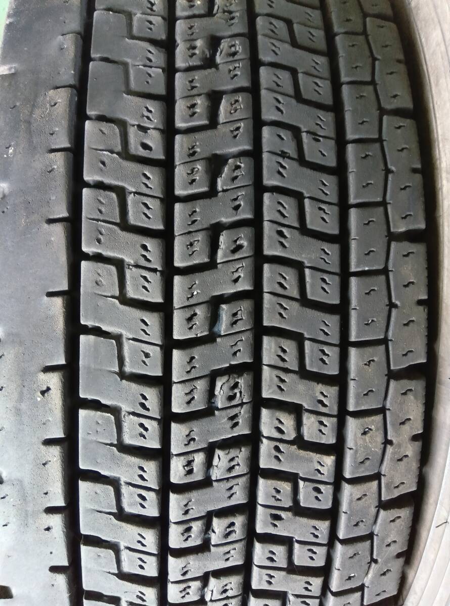 a607-5-8 ☆255/70R22.5 中古2本！ ヨコハマ ZEN903ZW 2022年製 残溝12ｍｍ 中古スタッドレス♪ k120_画像3